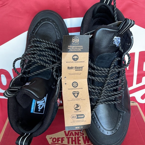 Vans • WMNS Sk8-Hi Mte-2
Black/Black
VN0007NKBKA
boots - sneakers - Picture 13 of 16